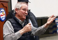 Former longtime Kings Supervisor Anthony Oliveira addresses a large audience at Island School Cafeteria.